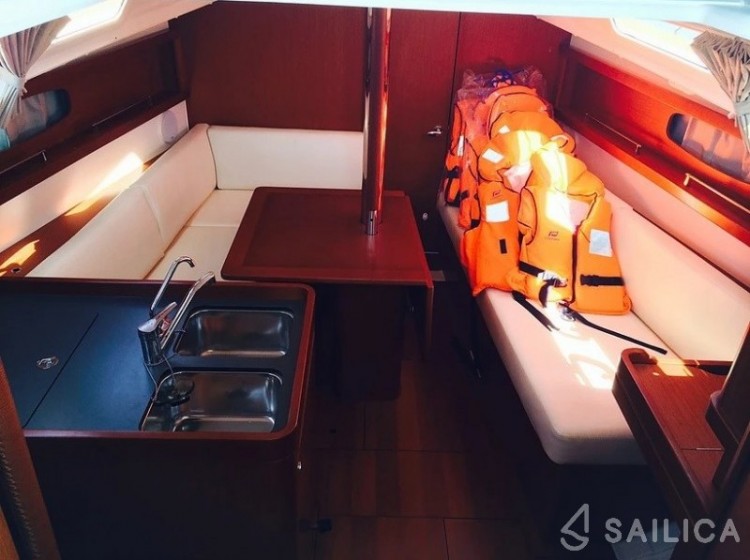 Oceanis 31 - Yacht Charter Sailica