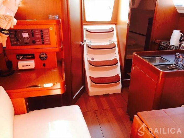 Oceanis 31 - Yacht Charter Sailica