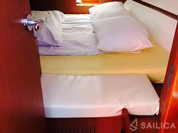 Oceanis 31 - Yacht Charter Sailica