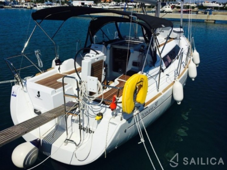 Oceanis 31 - Yacht Charter Sailica