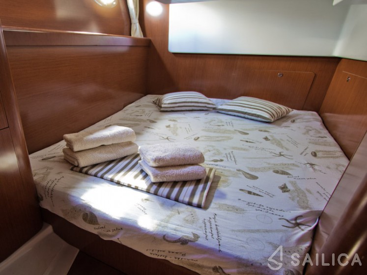 Antares 36 - Yacht Charter Sailica