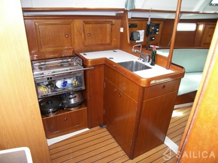 Oceanis 331 - Yacht Charter Sailica