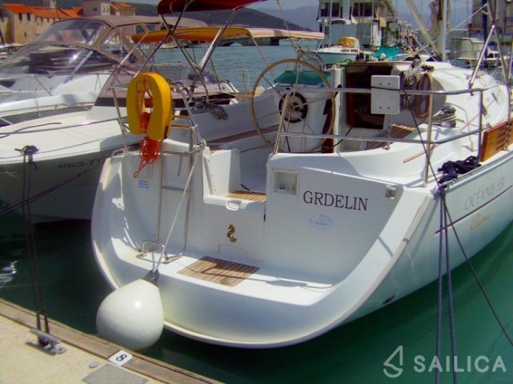 Oceanis 331 - Yacht Charter Sailica