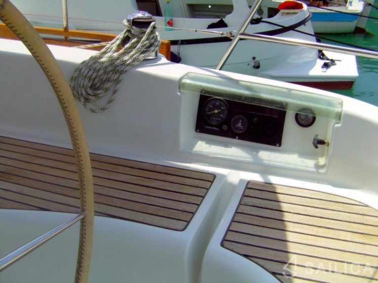 Oceanis 331 - Yacht Charter Sailica