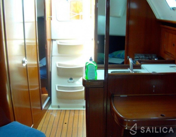 Oceanis 331 - Yacht Charter Sailica