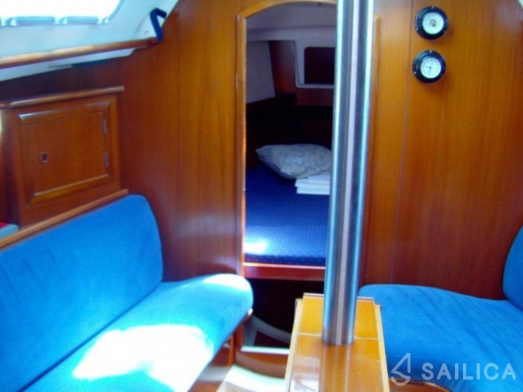 Oceanis 331 - Yacht Charter Sailica