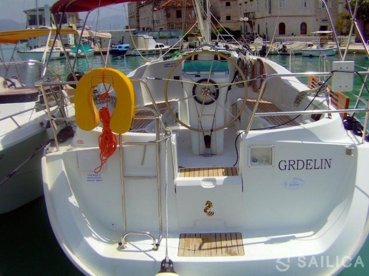 Oceanis 331 - Yacht Charter Sailica