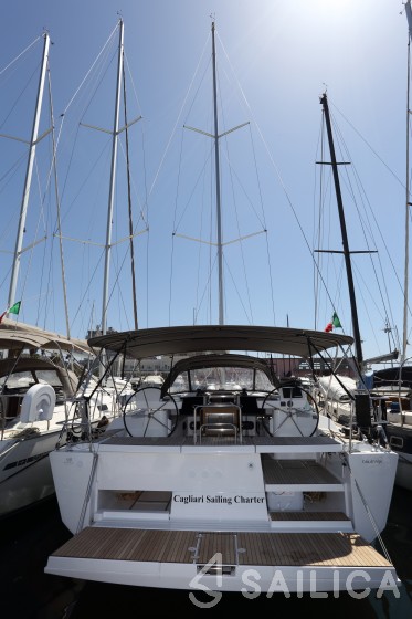 Dufour 520 GL - Yacht Charter Sailica