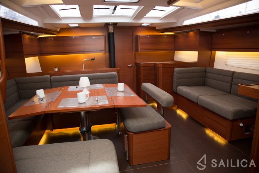 Dufour 520 GL - Yacht Charter Sailica