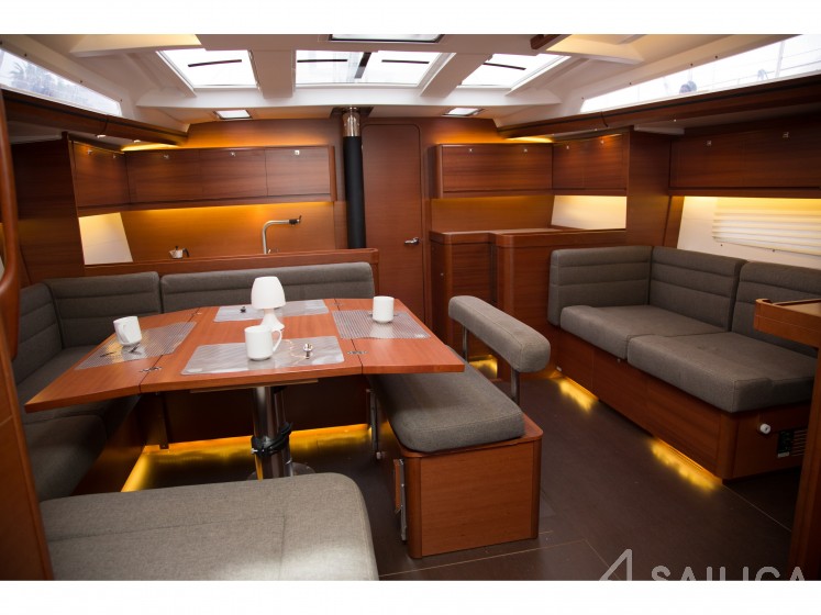 Dufour 520 GL - Yacht Charter Sailica