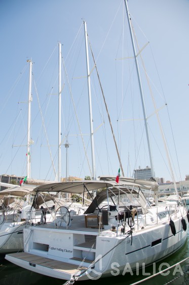 Dufour 520 GL - Yacht Charter Sailica