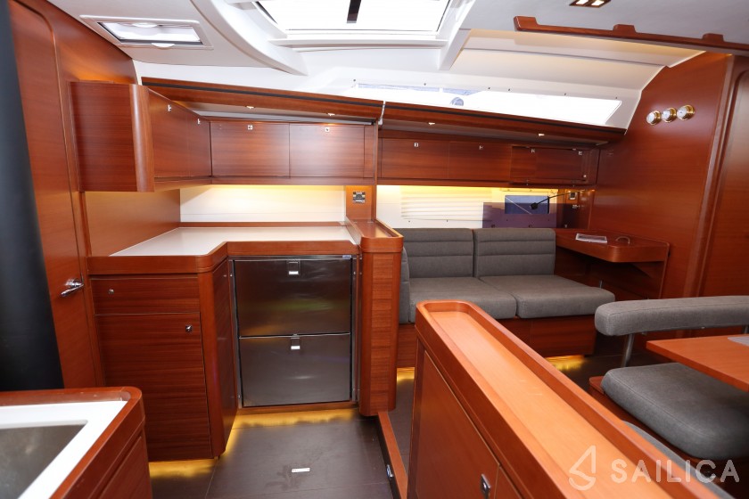 Dufour 520 GL - Yacht Charter Sailica