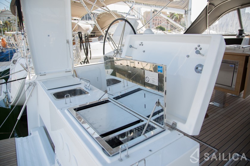 Dufour 520 GL - Yacht Charter Sailica