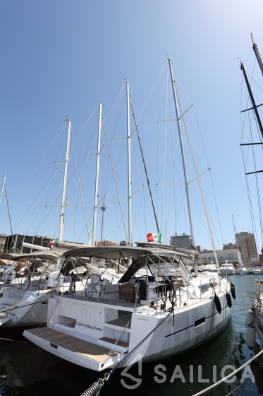 Dufour 520 GL - Yacht Charter Sailica