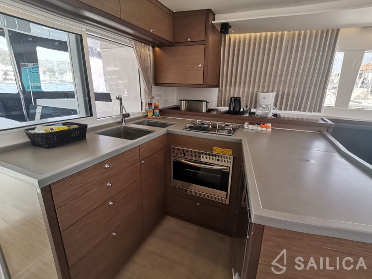 Lagoon 450  Flybridge - Yacht Charter Sailica