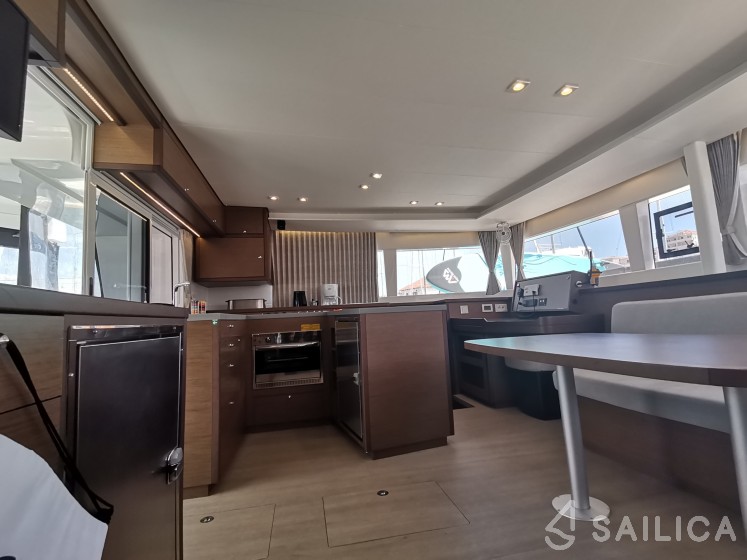 Lagoon 450  Flybridge - Yacht Charter Sailica