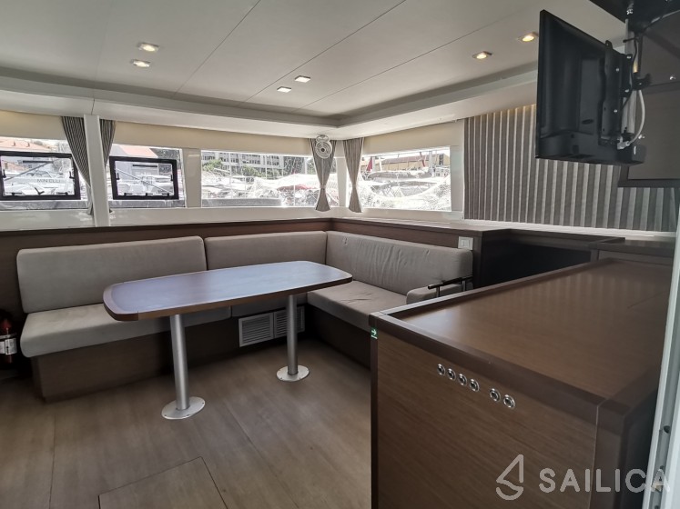 Lagoon 450  Flybridge - Yacht Charter Sailica