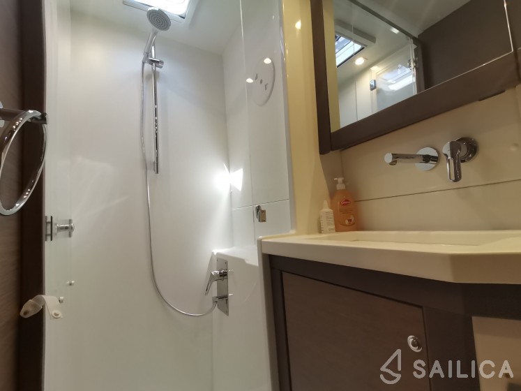 Lagoon 450  Flybridge - Yacht Charter Sailica