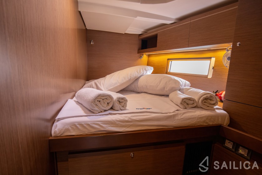 Oceanis 51.1 - Yacht Charter Sailica