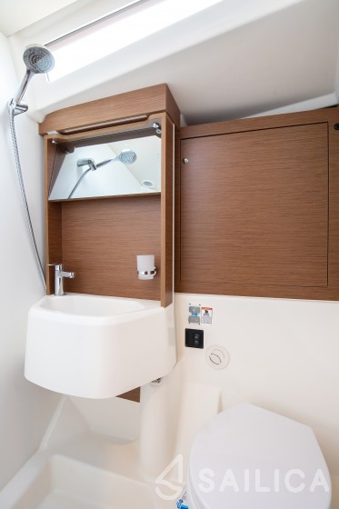 Oceanis 51.1 - Yacht Charter Sailica