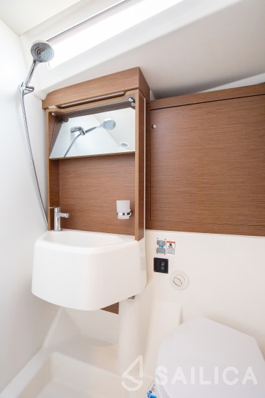 Oceanis 51.1 - Yacht Charter Sailica