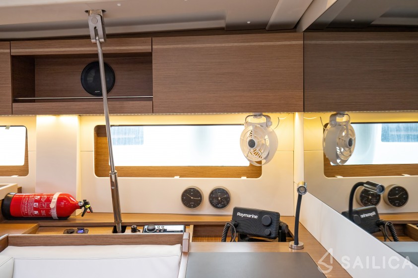 Oceanis 51.1 - Yacht Charter Sailica