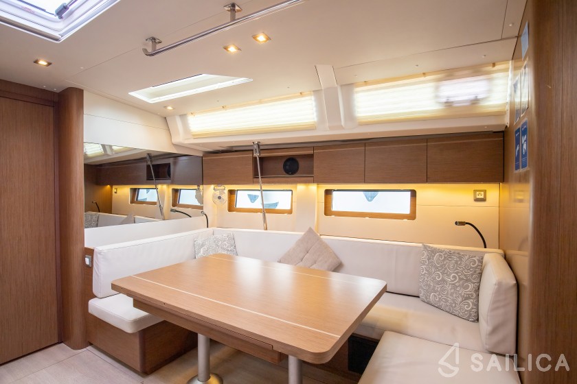 Oceanis 51.1 - Yacht Charter Sailica