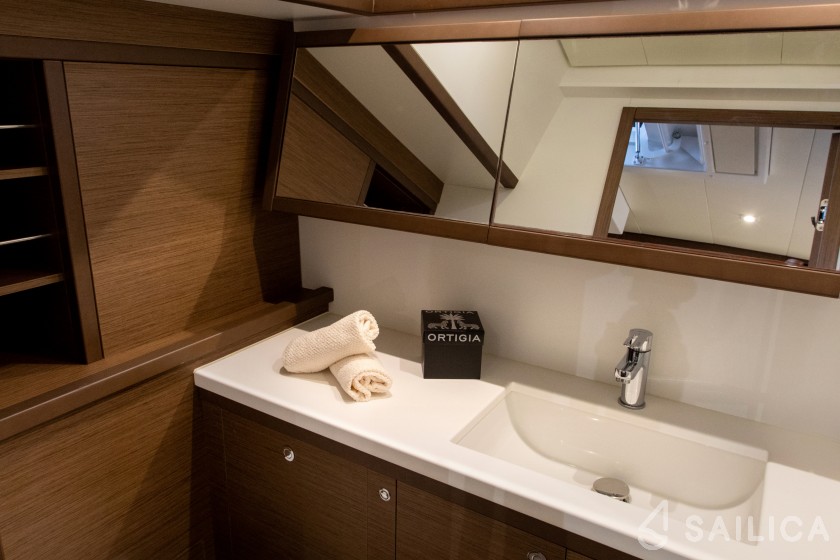 Lagoon 52F - Yacht Charter Sailica