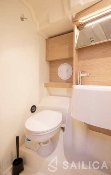 Oceanis 51.1 - Yacht Charter Sailica