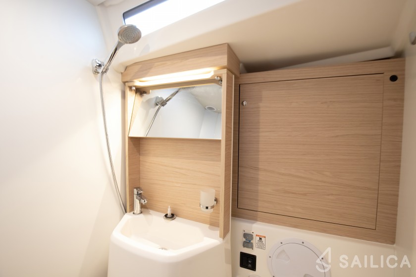 Oceanis 51.1 - Yacht Charter Sailica