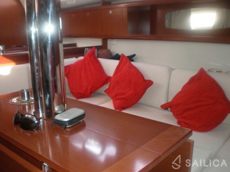 Oceanis 34 - Yacht Charter Sailica