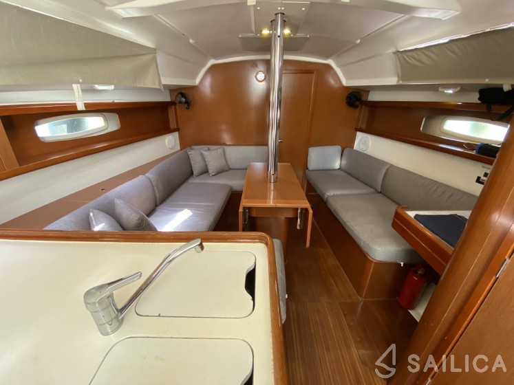 Oceanis 34 - Yacht Charter Sailica