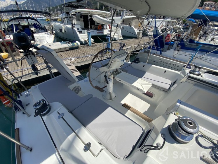 Oceanis 34 - Yacht Charter Sailica