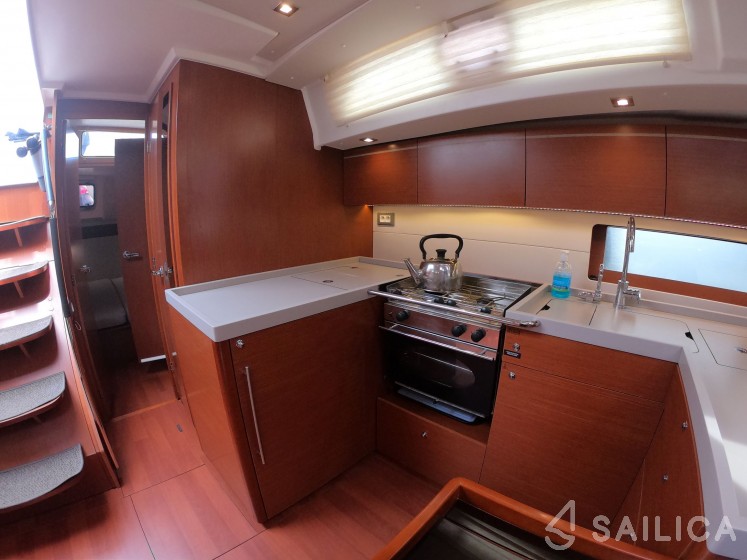 Oceanis 51.1 - Yacht Charter Sailica
