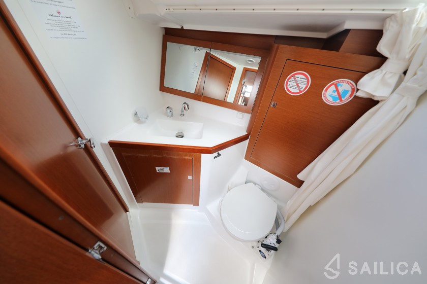 Oceanis 45 - Yacht Charter Sailica