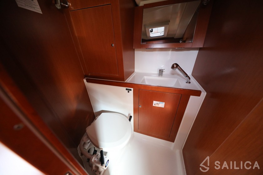 Oceanis 41.1 - Yacht Charter Sailica