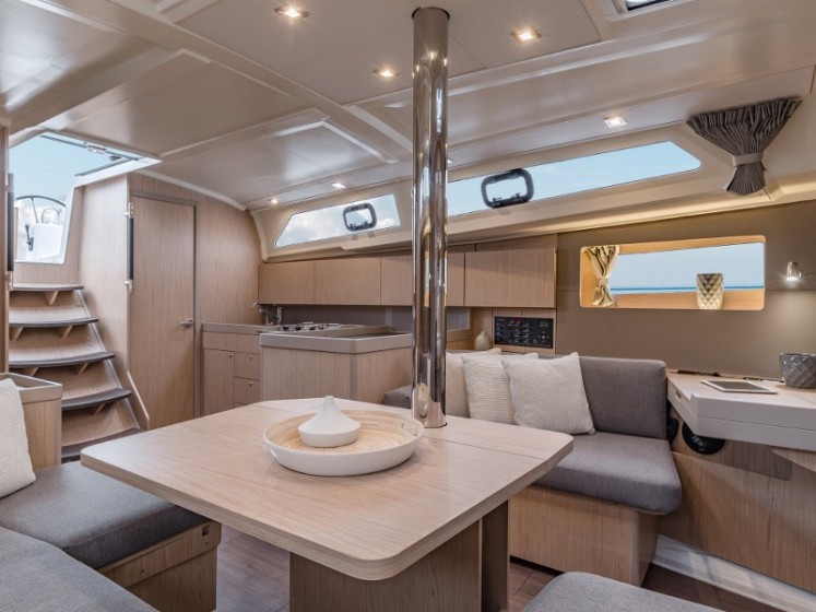 Oceanis 41.1 - Yacht Charter Sailica