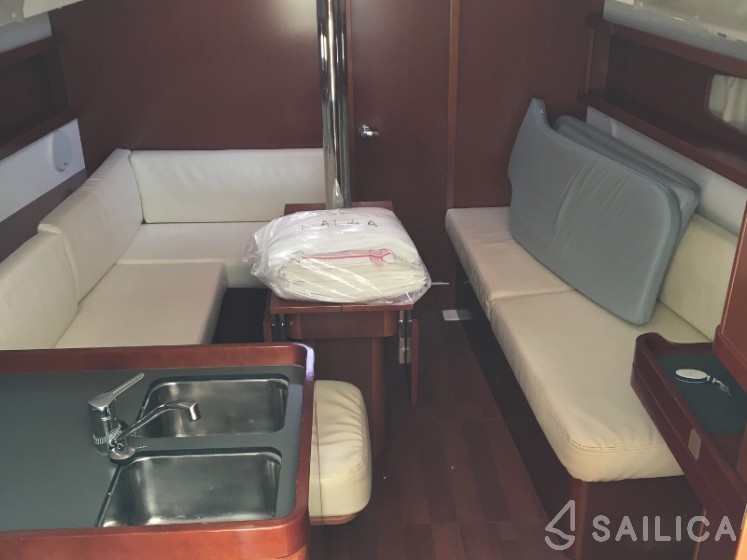 Oceanis 34 - Yacht Charter Sailica
