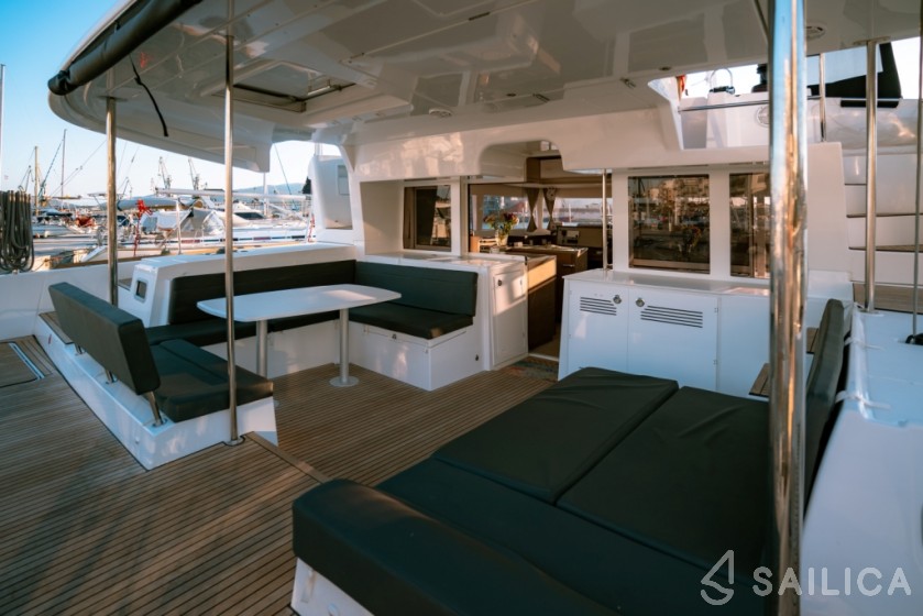 Lagoon 450  Flybridge - Yacht Charter Sailica