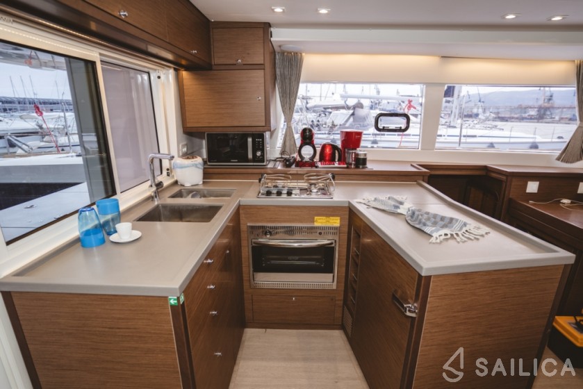 Lagoon 450  Flybridge - Yacht Charter Sailica