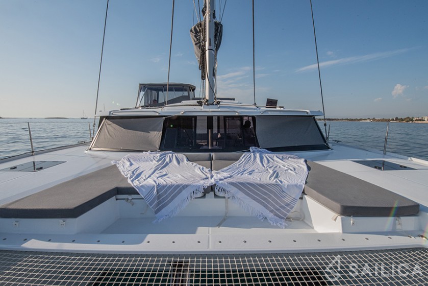Astréa 42 - Yacht Charter Sailica
