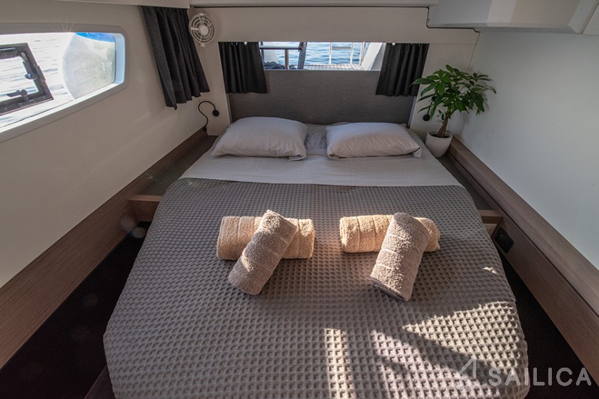 Astréa 42 - Yacht Charter Sailica