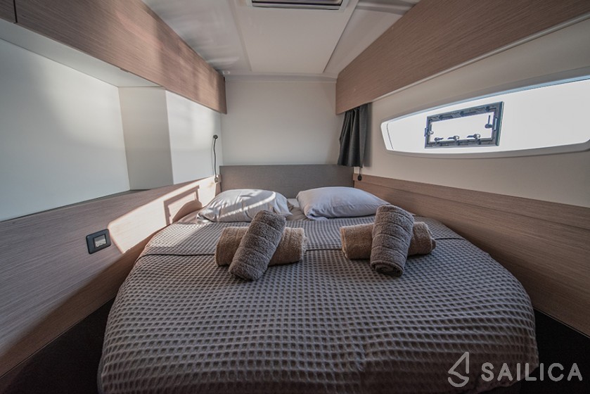 Astréa 42 - Yacht Charter Sailica