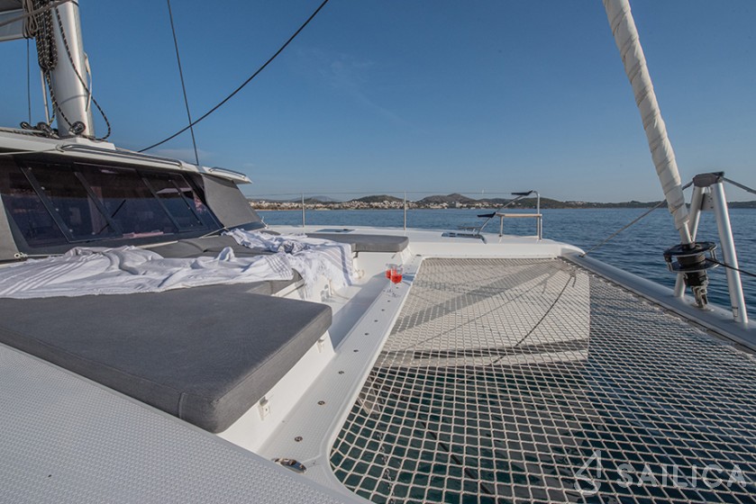 Astréa 42 - Yacht Charter Sailica
