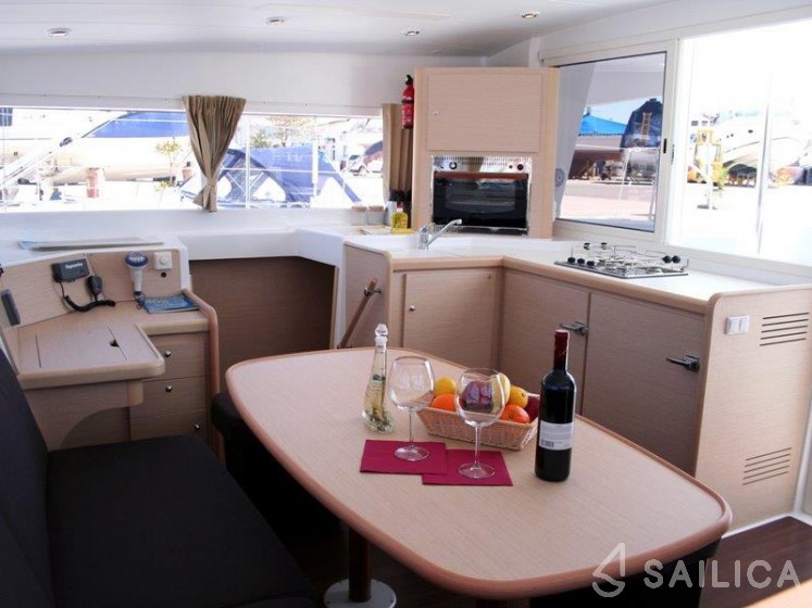 Lagoon 400 - Yacht Charter Sailica