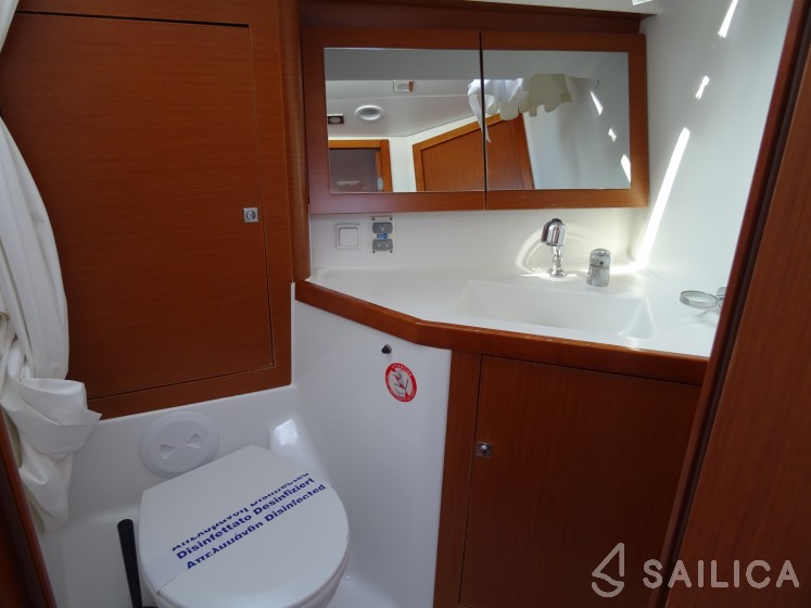 Oceanis 45 - Yacht Charter Sailica
