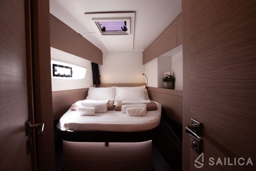 Astréa 42 - Yacht Charter Sailica
