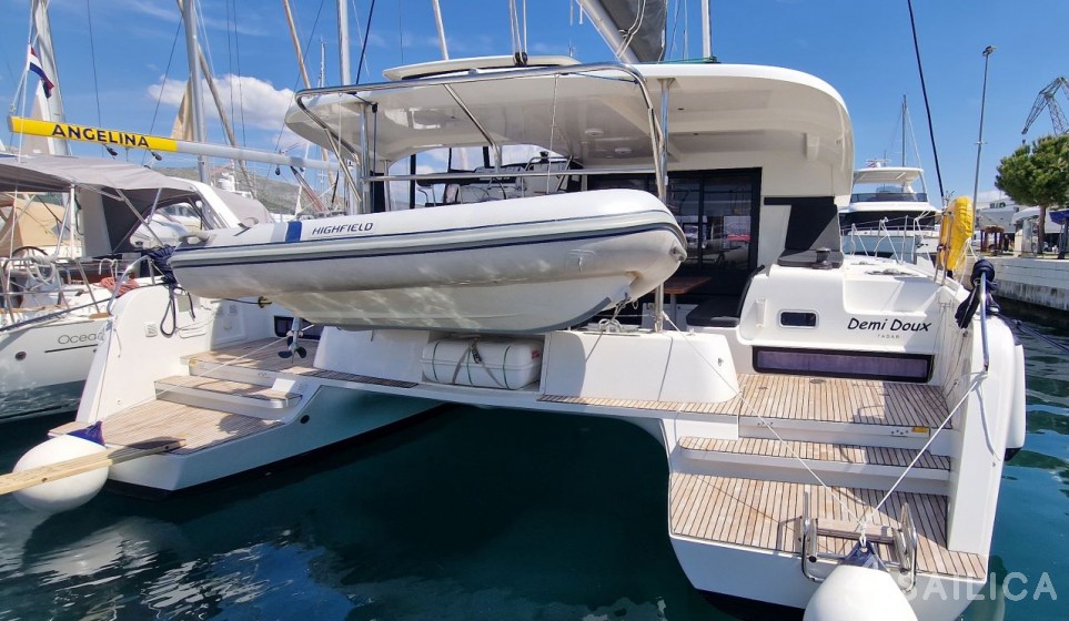 Lagoon 42 - Yacht Charter Sailica