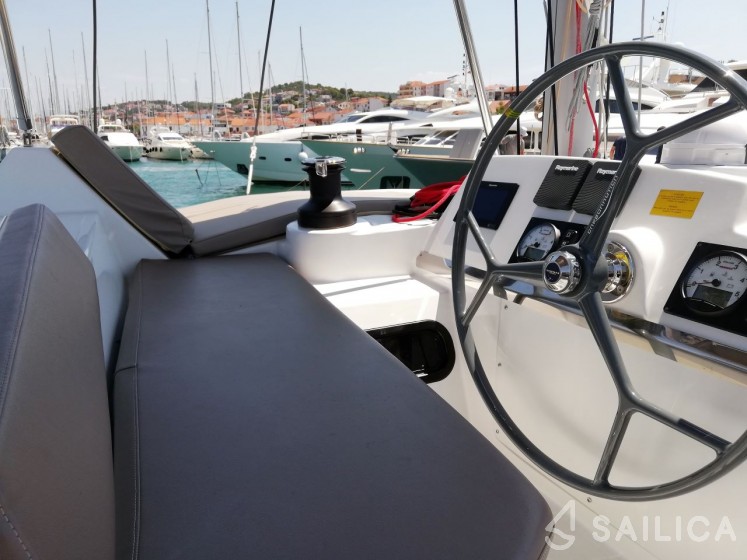 Bali 4.1 - Yacht Charter Sailica