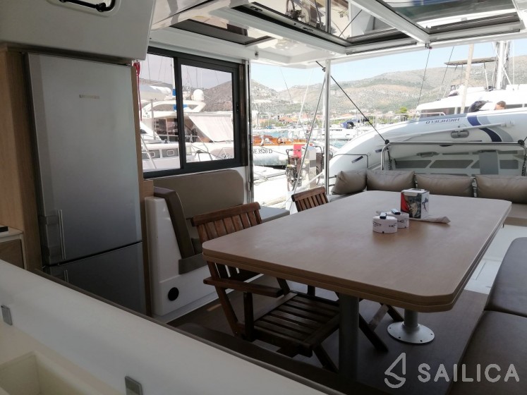 Bali 4.1 - Yacht Charter Sailica